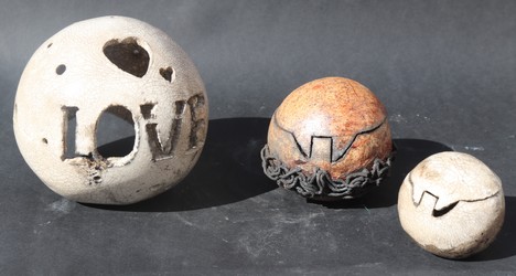 Boite sphérique émaillée  paléo et enfumée stage de raku