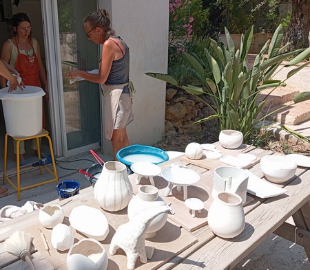 stage raku biscuits émaillés en attente de cuisson