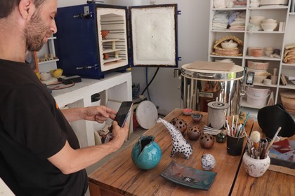 Sortie des pièces du four stage de poterie