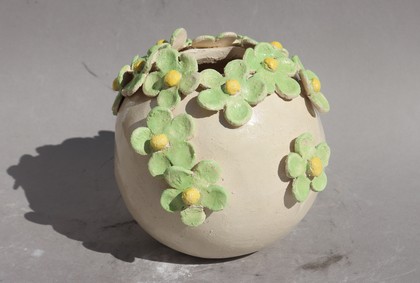 Vase rond fleuri stage de poterie